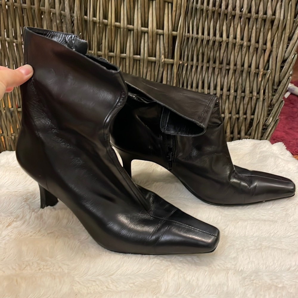 Black ankle boots, heeled